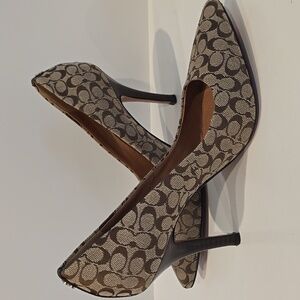 Coach "Ellin" Women's Signature C Pointed Heels In Khaki Size 6.5